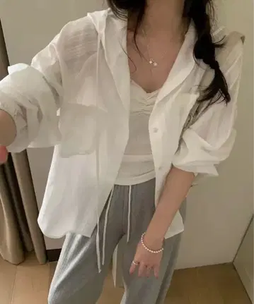 예쁜 젊은 여자 / 후드 레이스 블라우스