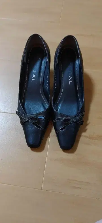 REGAL 리본 포함 블랙 펌프스