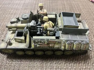 1/35 독일 바이슨 II 중보병포 탑재 자주포 탱크와 병사 2명