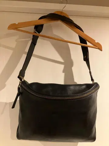 SLOW 다크 네이비 가죽 숄더백
