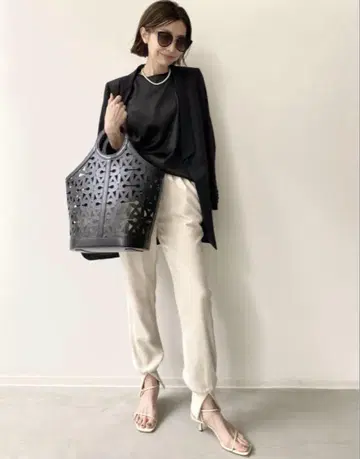 L'Appartement 브렌타 SquareToe Strap Sandal