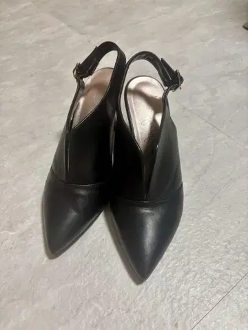 긴자 카네마츠 벨트 부착 펌프스