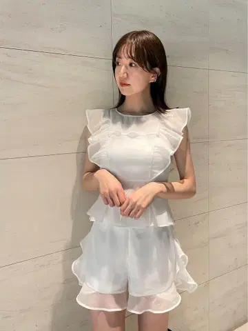 SNIDEL 오간자 프릴 블라우스 오간자 프릴 숏 팬츠 세트
