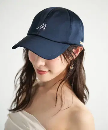 Aimeine 에메인 로고 자수 매트 새틴 캡 모자