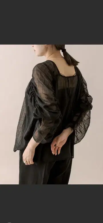 [mline] 시어 개더 체크 블라우스 블랙