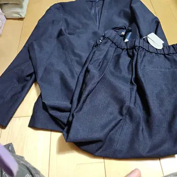 다크 네이비 자켓과 팬츠 셋업