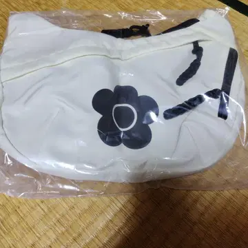화이트 플라워 무늬 숄더백