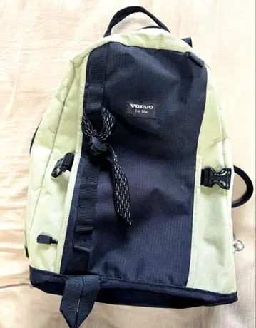 VOLVO for life 백팩 블랙과 연한 녹색