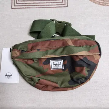 Herschel 카모플라주 바디백