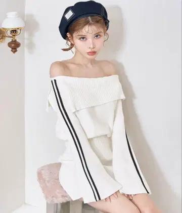 다리치 오프숄더 라인 니트 미니 원피스 화이트