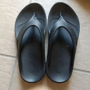 Oofos 블랙 컴포트 샌들