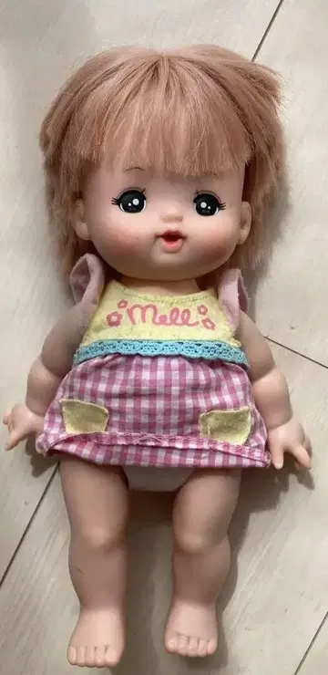 멜짱 인형 핑크 체크 무늬
