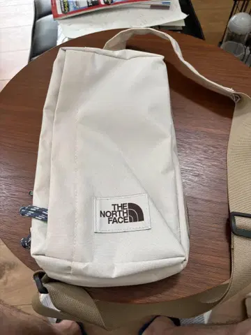 새상품급! 노스페이스 바디백 화이트 한 번만 사용!