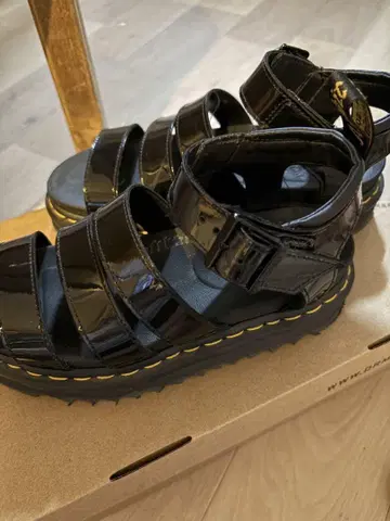 Dr.Martens 닥터마틴 샌들 그리폰 에나멜