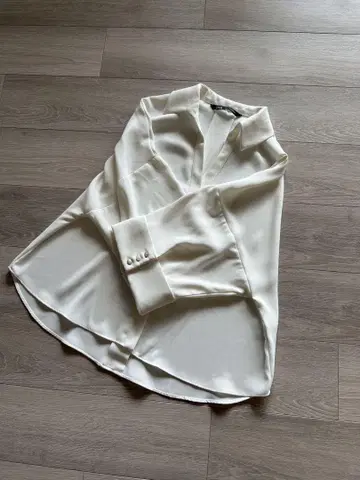 이번 시즌 ZARA 자라 크레이프 소재 턴업 슬리브 셔츠 여성용