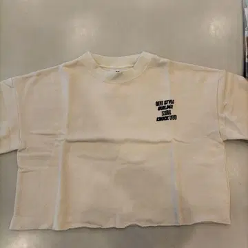 크림색 크롭 티셔츠 반팔