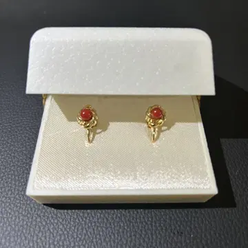 골드 꽃 모티브 빨간색 스톤 귀걸이