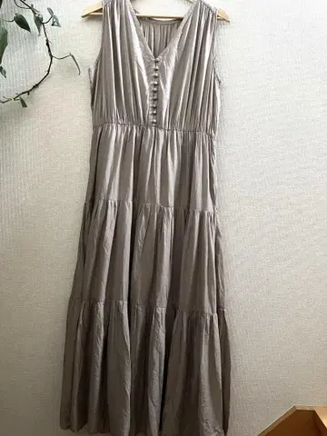 오드리 앤 존 워드 슬리브리스 원피스