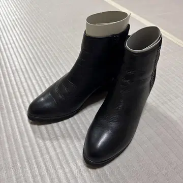 블랙 스터드 장식 부티
