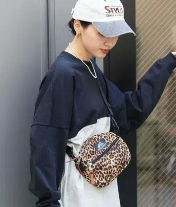 그레고리 레오파드 무늬 바디백
