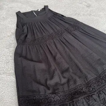 H&M 프릴이 달린 블랙 원피스 L 사이즈