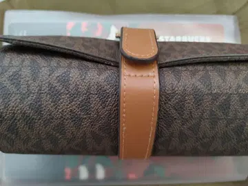 MICHAEL KORS 브라운 클러치백