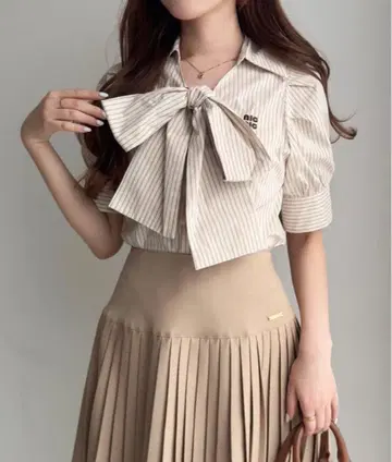 NICE CLAUP 자수 보타이 리본 블라우스