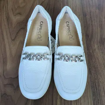 Caprice 화이트 가죽 로퍼
