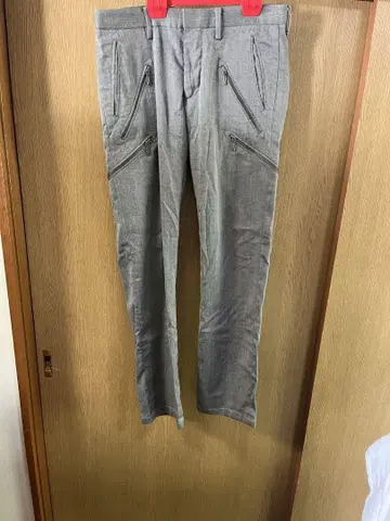 지퍼 포켓 부착 그레이 팬츠