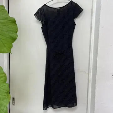 프릴 소매 블랙 무릎 기장 원피스
