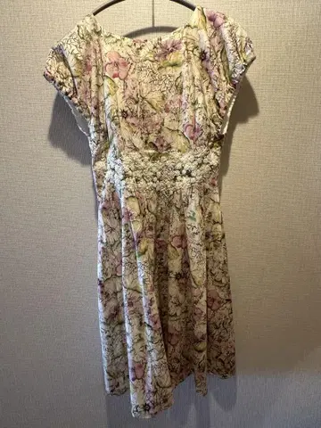 꽃무늬 반팔 무릎 기장 원피스