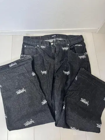 XLARGE 로고 프린트 블랙 데님 팬츠 34