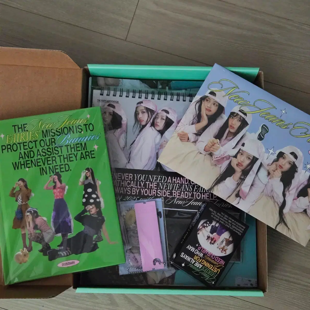 NEWJEANS SEASON GREETING / YEAR BOOK NewJeans Yearbook + 2025