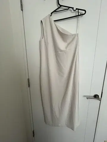 비대칭 화이트 롱 원피스