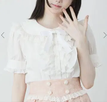앙크루즈 앵클루즈 장미 모티브 프릴 블라우스 화이트