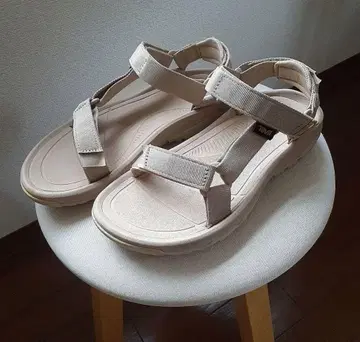 Teva 베이지 스포츠 샌들