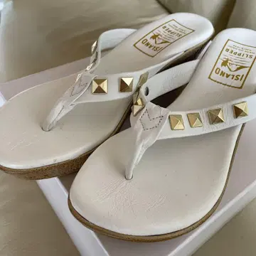 ISLAND SLIPPER 화이트 스터드 플립플랍