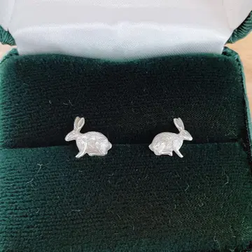BARNEYS NEW YORK 실버 토끼 귀걸이