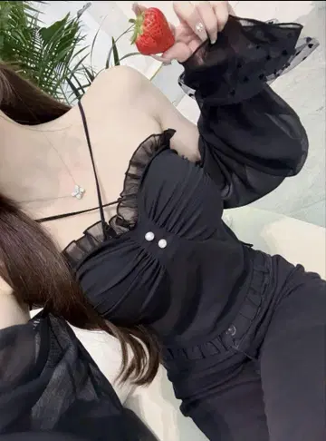 Lumignon Mellow Heart Tulle Top 루미니옹 블랙