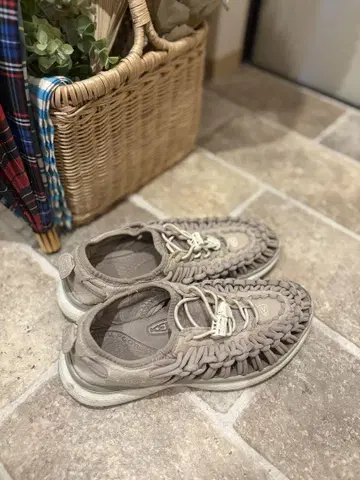 KEEN UNEEK / 23.5