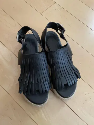 프린지 블랙 샌들