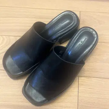 아줄바이마우지 뮬 샌들