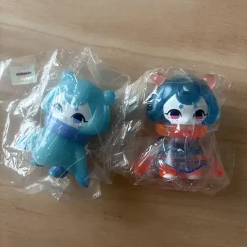캡슐 토이 파란색 캐릭터와 오렌지 컬러 캐릭터