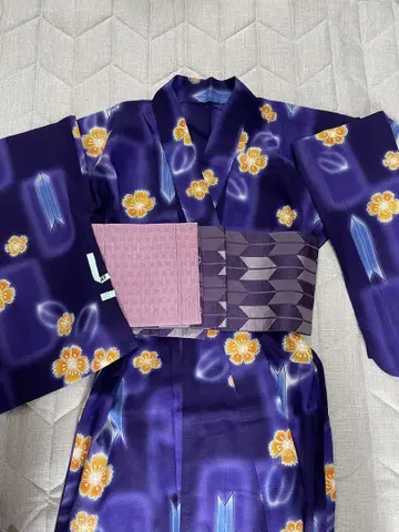 보라색 꽃무늬 유카타와 오비 세트
