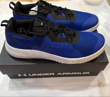 언더아머 UNDER ARMOUR 12US 30cm 스니커즈