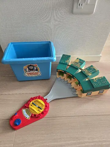 접을 수 있는 토마스 기관차 차고 회전대 포함 프라레일 토마스
