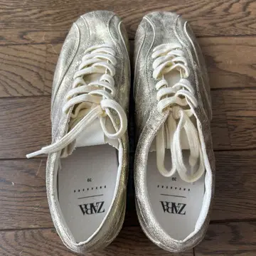 ZARA 골드 스니커즈