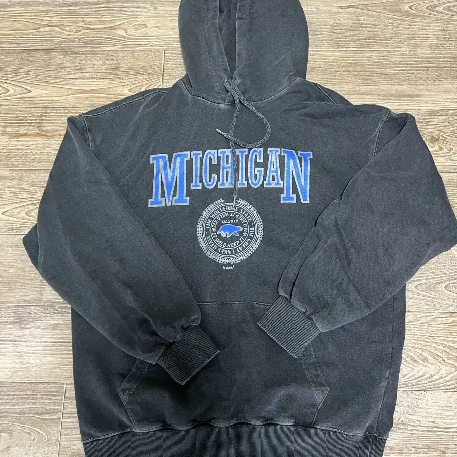 ★TRAVEL★ Michigan Wolverines Pigment Sweatshirt Black Char MUSINSA | TRAVEL MICHIGAN WOLVERINE PIGMENT SWEATSHIRT BLACK