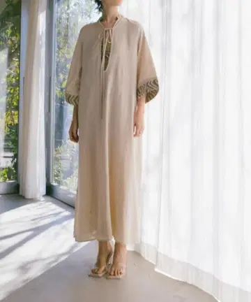 sahara 24 SS 슬릿 넥 카프탄 드레스 아이보리