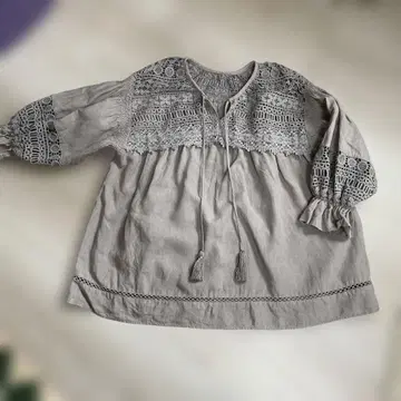 레이스 장식 태슬이 달린 오리 소매 블라우스